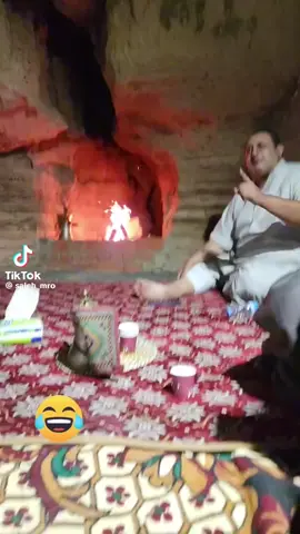 المصري تأقلم مع أصحابه وصار يلقي قصائد بلهجة سعودية 