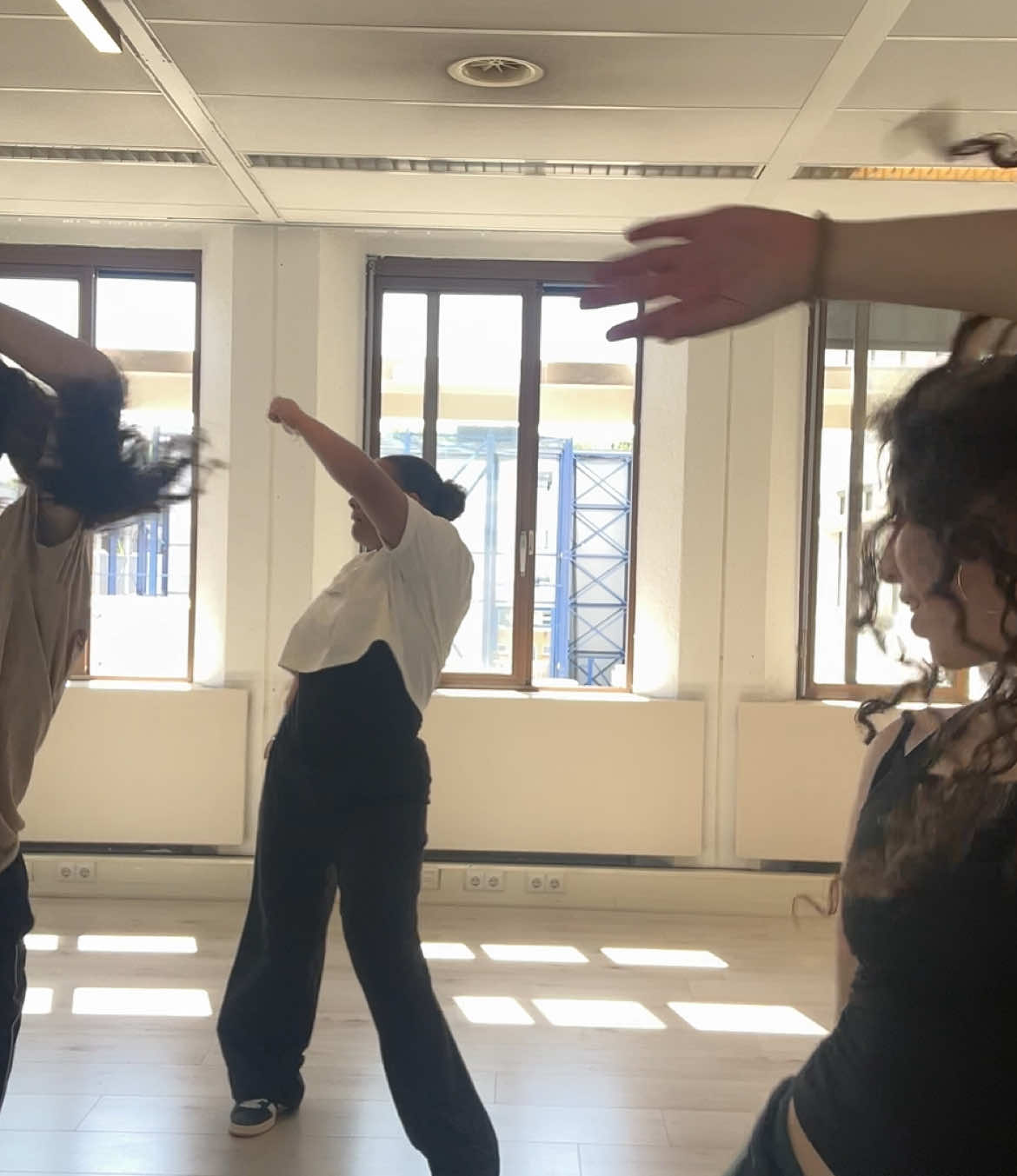 Flowy de eerste week van mei ingerold met me lieve zaterdag girlsss🥰🙌🏻🧡 Dc: christelijkedansschoolpraise  Song: All along - Jonathan McReynolds  #christiandance #christiandancers #christiantiktok #dance #dansles #christelijkedansschoolpraise #choreography #dancetok #dancers 