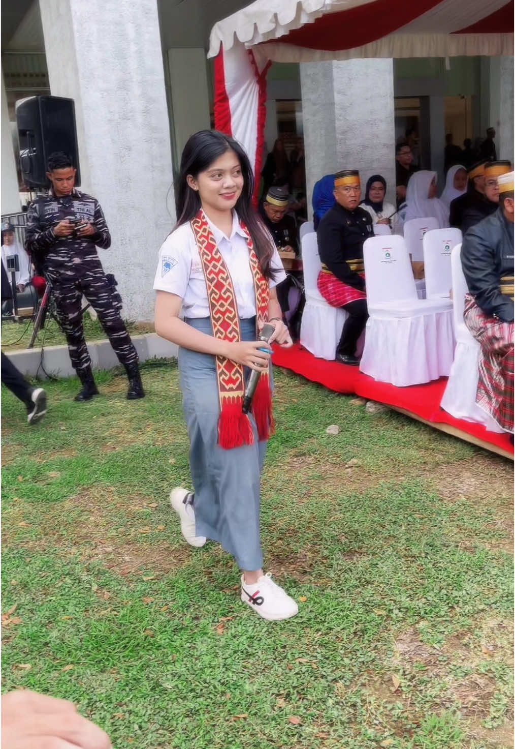 Rayuan Pulau Kelapa oleh Siswi SMA 1 Mamuju #gubernursulbar #sulbar #mamuju #sma1mamuju #penyanyisiswi #vocal #penyanyimamuju #siswasiswimamuju #lagunasional #viralsiswi #suaraemas #siswicantikmamuju #pemprovsulbar #rayuanpulaukelapa