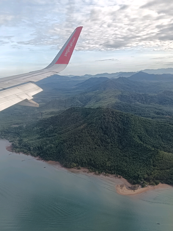 ภูเก็ตครั้งแรกการเดินทางครั้งนี้สวยงามมาก เริ่มต้นที่สุวรรณภูมิปลายทางภูเก็ต🛫 #phuket #travel #vietjet #airplane 