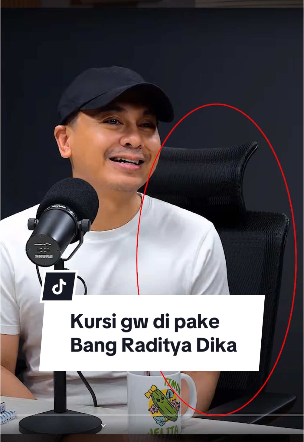 KURSI GW DIPAKE RADITYA DIKA😱 gak gak gak kita cuman kembaran aja pake Oxihom FSM6, tapi emang sih produk-produk dari Oxihom itu harga yang terjangkau, tapi kualitas bukan kaleng kaleng🫡 cung yang pake Oxihom juga! coba komen!  @Oxihom Indonesia  #setup #setupinspiration #desksetup #kursi #kursiergo #ergonomics 