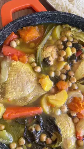 מרק עוף וירקות לקוסקוס מרק לקוסקוס לסיר סוטאז׳ רחב מוסיפים מעט שמן וסוגרים משני הצדדים כרעיים או שוקיים עוף מוציאים את העוף לקערה ובאותו שמן מתחילים לטגן ירקות מקולפים וחתוכים לקוביות גסות: 2 בצלים, 2 קישואים, 3 גזרים( אפשר להוסיף 2 תפוחי אדמה חתוכים ל6 ) מוסיפה תבלינים : כף אבקת מרק עוף, כפית מלח, פלפל שחור, כפית שטוחה כורכום. מוסיפה גם חצי קילו דלעת חתוכה גס, 2 רבעים של כרוב לבן ו4 ענפים של סלרי כולל העלים. מוסיפים מים רותחים עד לכיסוי. מכסים עם המכסה כמעט עד הסוף משאירים פתח קטן ומבשלים על אש בינונית עד נמוכה שעה וחצי. בזמן הבישול בודקים אם צריך להוסיף עוד מים אפשר להוסיף. לאחר שעה וחצי מוסיפים אריזה של גרגירי חומוס מבושלים ״טעם הטבע״ ומבשלים עוד 10 דקות . קוסקוס ביתי- בקערה גדולה מערבבים קילו סולת עם כף מלח ואז מוסיפים כוס שמן (כוס חד״פ שקופה לשתייה קרה) מערבבים היטב כך שכל הגרגירים יהיו מצופים בשמן. מוסיפים כוס מים בהדרגה תוך כדי ערבוב. מסננים בנפה של קוסקוס לקערה ואז מעבירים את הקוסקוס המסונן לסיר האידוי. (בחלק התחתון שליש סיר עם מים רותחים, בחלק העליון המסננת). יוצרים חור קטן באמצע שהאדים יוכלו להיכנס. מכסים ומבשלים שעה . כעבור שעה מעבירים לקערה רחבה את הקוסקוס ומוזגים בתנועה סיבובית 2 כוסות מים נוספות, אפשר לערבב מעט ואז מיד לכסות במגבת ומכסה מתאים. משאירים לספיגת המים 40 דקות. מחזירים את הקוסקוס לבישול של עוד 30 דקות ואז מעבירים לנפה לסינון אחרון כאשר הקוסקוס עדין חם. אפשר להעזר בקלף פלסטיק או במרית סיליקון לסנן את הקוסקוס עד הגרגר האחרון.
