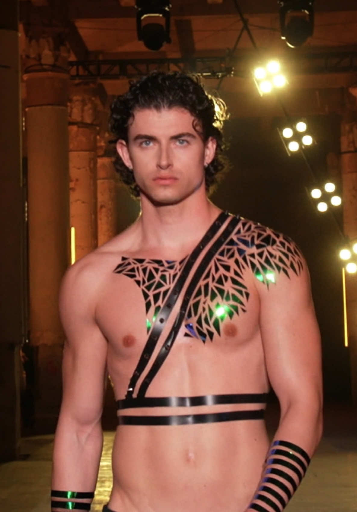 Ich liebe es, wenn der Catwalk zur Art Performance wird 😍🔥🖤@Black Tape Project 🙏🏻
 #GNTM2025 @ParisHilton 💖 @marinahoermanseder 💝 #ad