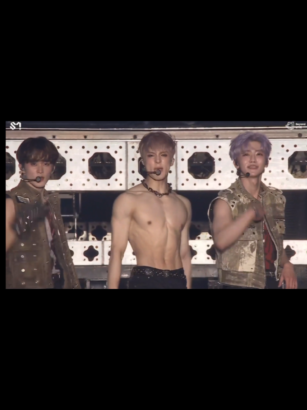 04 Mei tepat 1th lho si Jeno jeno itu bikin gebrakan 🤭 yang bikin aku agak trauma dengar lagu Smoothie 😫🤣