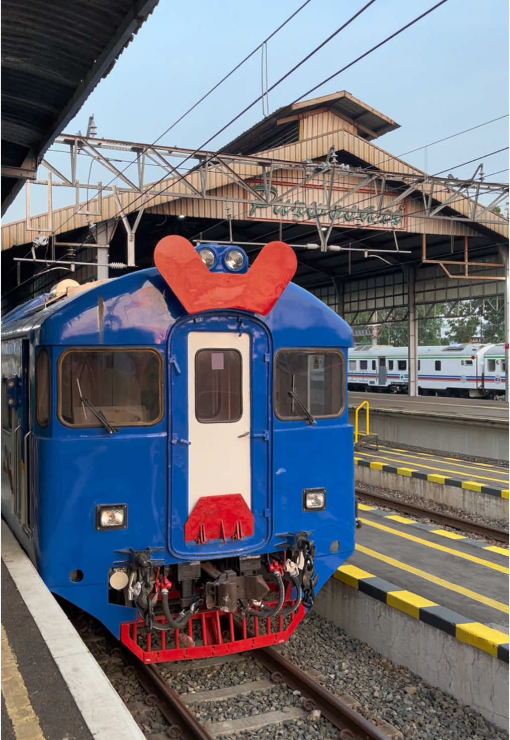 Ikut CFD tapi naik Batara Kresna 😄 #keretaapi #batarakresna #surakarta #solo #stasiunsolokota #cfdsolo #slametriyadi #exploresolo #fyp #xyzbca #fyp