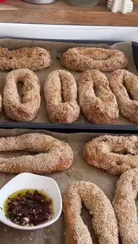 בייגלה ירושלמי מכינים את הבצק- קילו קמח רגיל 2 כפות שמרים יבשים 2 כפות סילאן 1 כף סוכר 1 כף מלח 1/4 כוס שמן קנולה 600 מ״ל מים לשים את כל החומרים 10 דקות במיקסר עם ולישה. מעבירים את הבצק לקערת התפחה משמנים מעט את הבצק ואת הקערה. מתפיחים עד להכפלת הנפח . לאחר ההתפחה חותכים את הבצק לחתיכות במשקל 125-130 בערך מכדררים כדורים ומניחים שוב להתפחה 20 דקות. מכינים קערה עם מים וקערה עם שומשום. לוקחים כל כדור ויוצרים חור באמצע בעזרת האצבע ומרחיבים בעדינות לצורת לצורה אובלית .טובלים במים מנערים וטובלים בשומשום . מניחים על נייר אפיה. אופים ב200 מעלות בערך 20-15 דקות עד שהבייגלה זהוב. כאשר הבייגלה יוצא מהתנור מברישים במעט שמן זית .