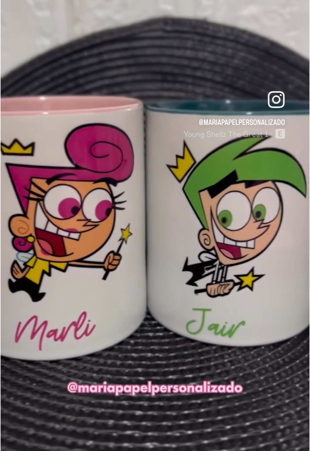 Wanda e Cosmo com certeza estão disfarçados aqui! 👀 Par de canecas ✨padrinhos mágicos✨  arte disponível para venda!  #personalizados #presentepersonalizado #canecapersonalizada #padrinhosmagicos 