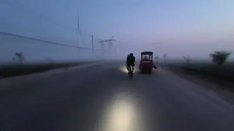 làm đi, mới biết mình giỏi đến đâu. Cứ cô găng đi, mới biết sức chịu đựng mình đến đâu. Cứ thử đi, lỡ đâu thành công thì sao. Bạn chỉ mới 20 mấy tuổi, bạn sợ gì chứ. Bạn có thời gian để bắt đầu lại mà, nếu không làm bây giờ thì đợi đến bao giờ chứ. Bạn phải tin chính mình chứ. #video #view #sunset #tiktok 