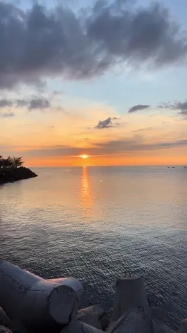Allahumma Barik😍 Sunset di langit Manado memang nd pernah gagal🥰#kawasanmegamasmanado #fypage #sunsetbeach 