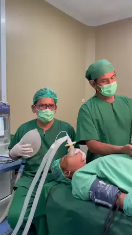 Utk operasi amandel (tonsillitis).. dg bius total.. selang utk napas pasien dilewatkan lobang hidung ke trachea.. menggunakan nasotracheal tube.. tujuannya agar pernapasan pasien lancar dan lapangan operasi tdk terhalang yg bisa mengganggu proses operasi .. 🙏