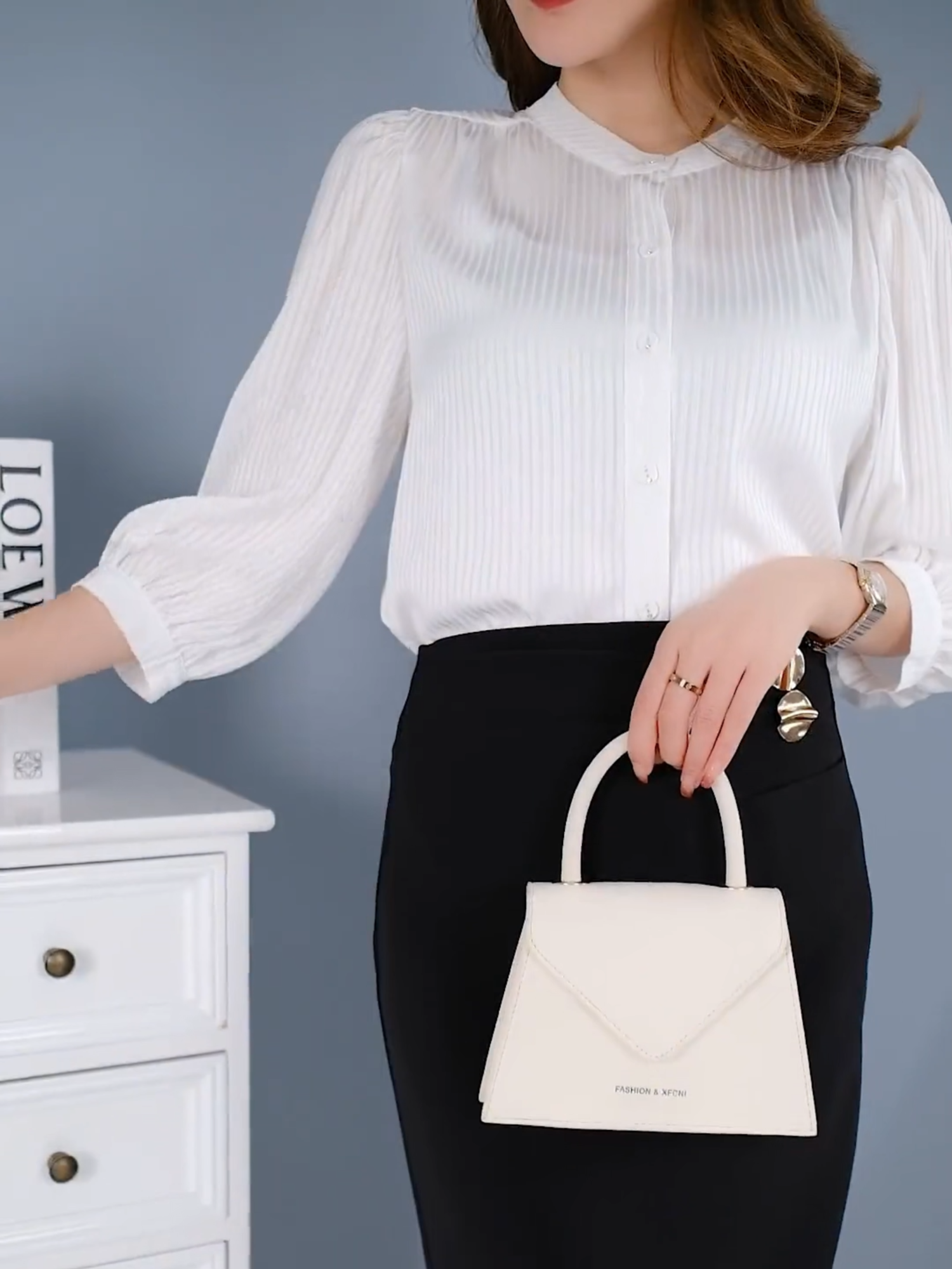Mẫu áo sơ mi tay lỡ thiết kế lên from siêu đẹp tủ đồ của chị em nên có 1 chiếc diện đi đâu cũng đẹp cũng sang luôn ạ! HC7