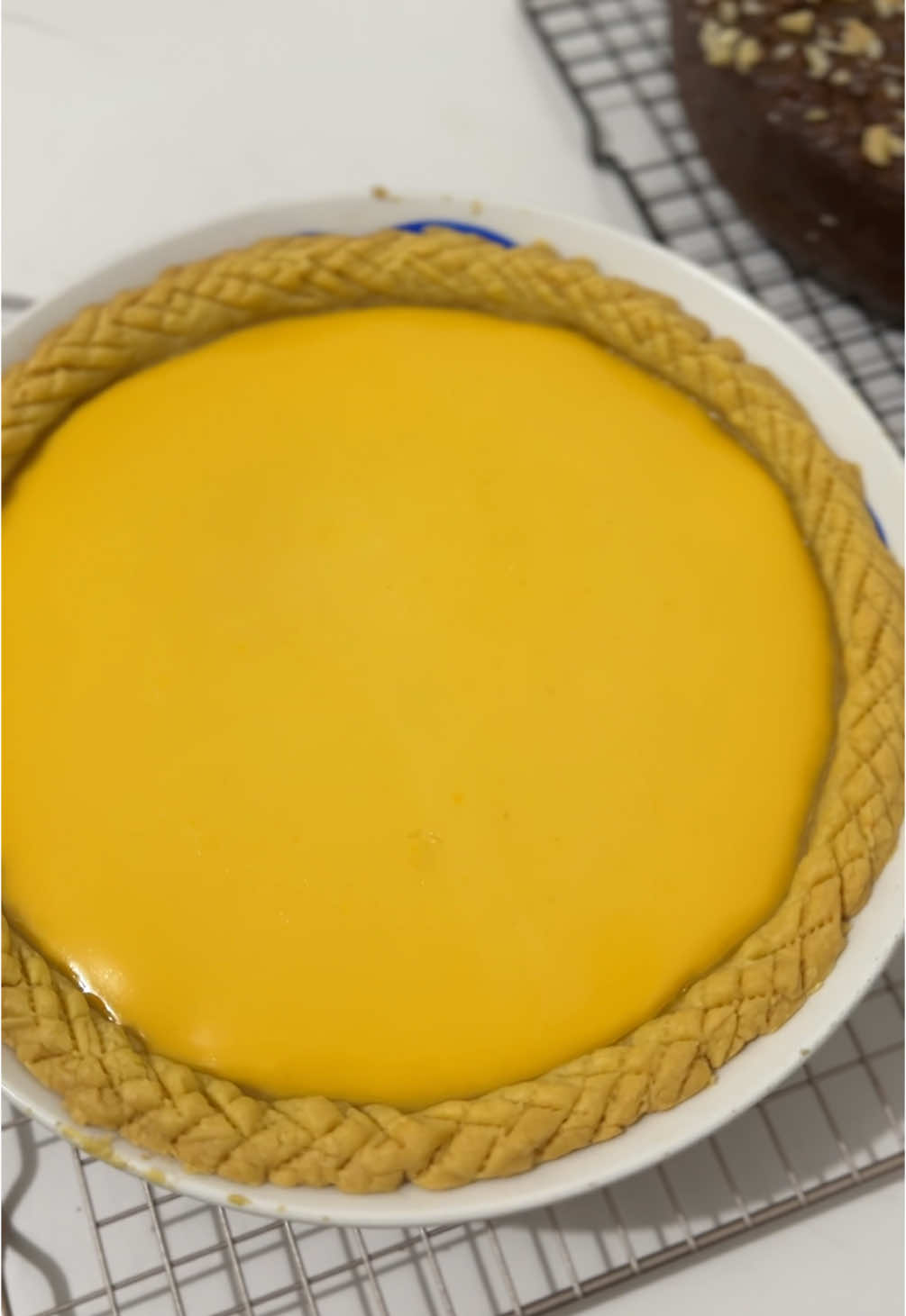 Resep Lontar ( untuk 1 resep ) kulit : - 1 kunjng telur - mentega 150gr - terigu 220gr ( campur, ratakan di piring / aluminium ukuran 23, cetak pinggiran menggunakan jepitan nastar ) Isian : - 2 telur utuh +8 kuning telur - SKM 300 gram - air panas 320 ml  - vanili 3 sdm - sejumput garam - sedikit rhum ( optional ) ( smua bahan isian dicampur dan disaring , lanjut panggang ) #lontarpapua #kuontar #roomtart #kuekhas #resepsimple #recepies #fyp #fypage #ambonmanise #ambonpride #papua 