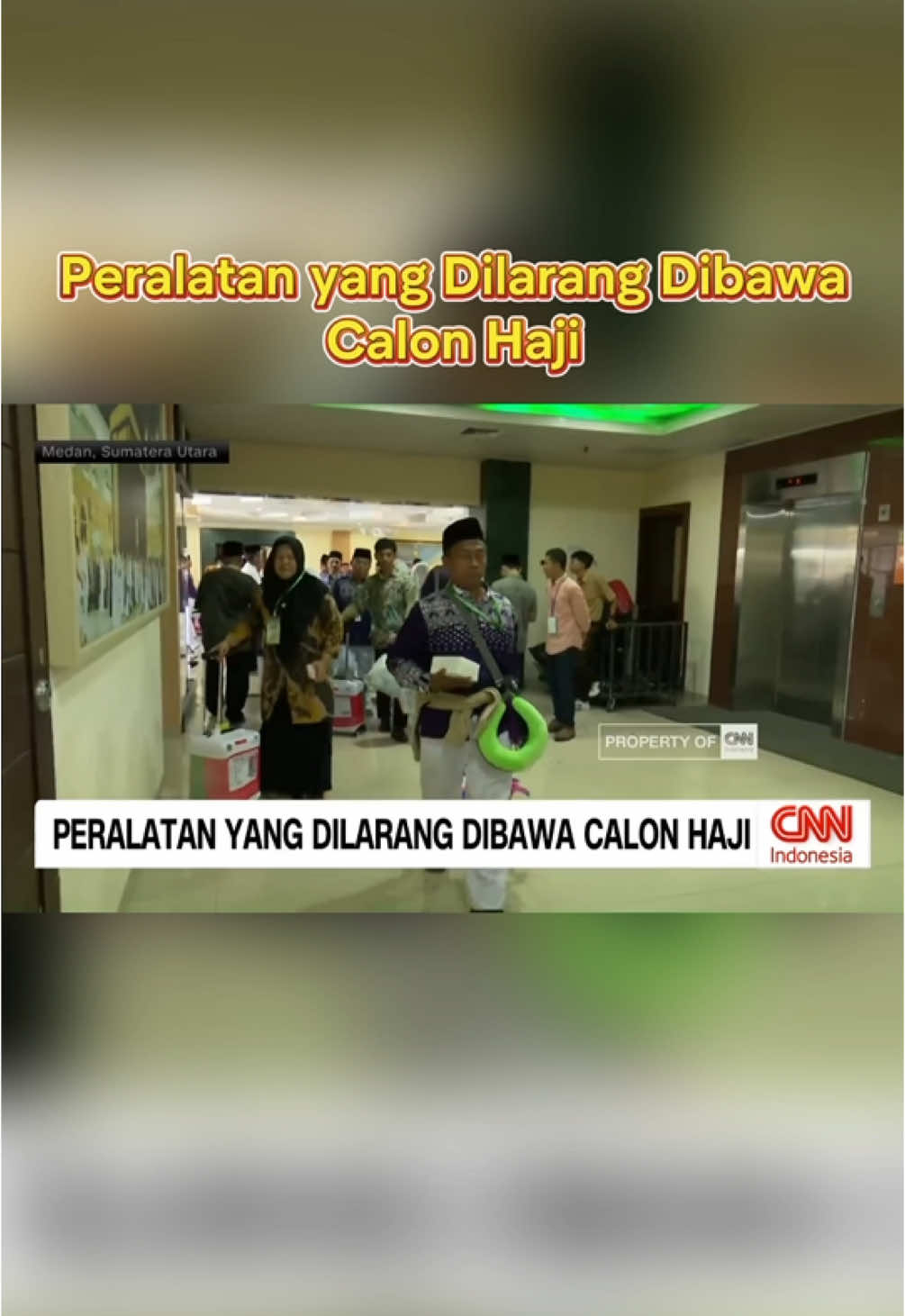 Petugas penyelenggara ibadah haji Embarkasi Kualanamu, Medan, telah melarang jemaah calon haji membawa barang berbahaya dan berpotensi mengganggu penerbangan. Namun, masih saja ditemukan barang berbahaya seperti gunting. Bahkan, ada calon haji yang membawa joran pancing. #cnnindonesia  #haji2025🤲🏻🕋  #menag  #prabowosubianto🇮🇩  #fyp  #foryoupage  #4u 