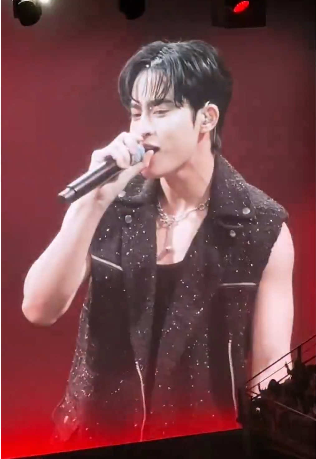 I got goosebumps and cried. This is the friendship between KinPorsche that won't go anywhere. Cr.p9dark #JeffSaturRedGiantD2 #JeffSaturRedGiantConcert  #JeffSaturRedGiantConcert_D2 #jeffsatur#kinnporschetheseries 