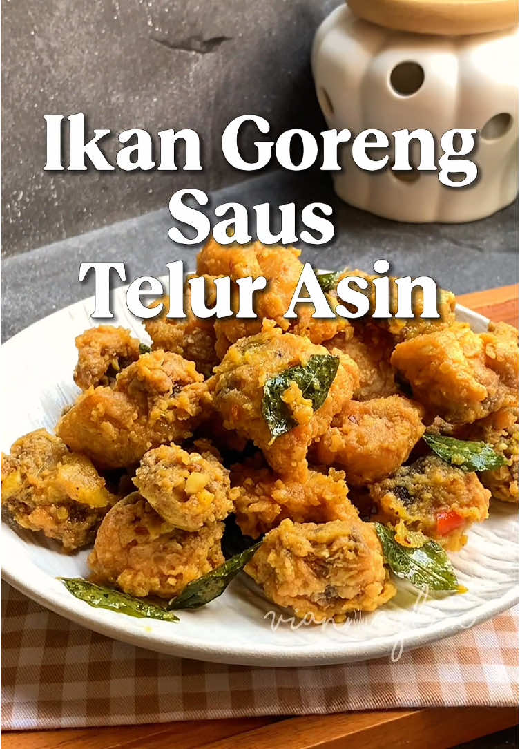 IKAN GORENG KALAU UDAH DI-SAUSIN TELUR ASIN PASTI HASILNYA MELEMPEM?? ❌❌ Ikuti tips di video ya biar hasil gorengan kalian tetap kriuk biarpun udah dicampur dengan saus telur asin.  Bahan : 250 gr ikan kakap fillet  1 bh jeruk sonkit 50 gr putih telur 2 sdm campuran tepung pelapis Bahan tepung pelapis : 4 sdm munjung terigu 3 sdm munjung tepung bumbu serbaguna Bahan saus telur asin : 3 butir kuning telur asin kukus/rebus 2 siung bawang putih, cincang 10 gr unsalted butter 2 batang daun kari 50 ml susu uht 2 buah cabe rawit 1 sdt gula pasir 1/3 sdt garam 1/3 sdt merica 1/2 sdt kaldu jamur Cara membuat bisa ditonton di video ya 🥰 #ikangoreng #saltedegg #resepmasakan 