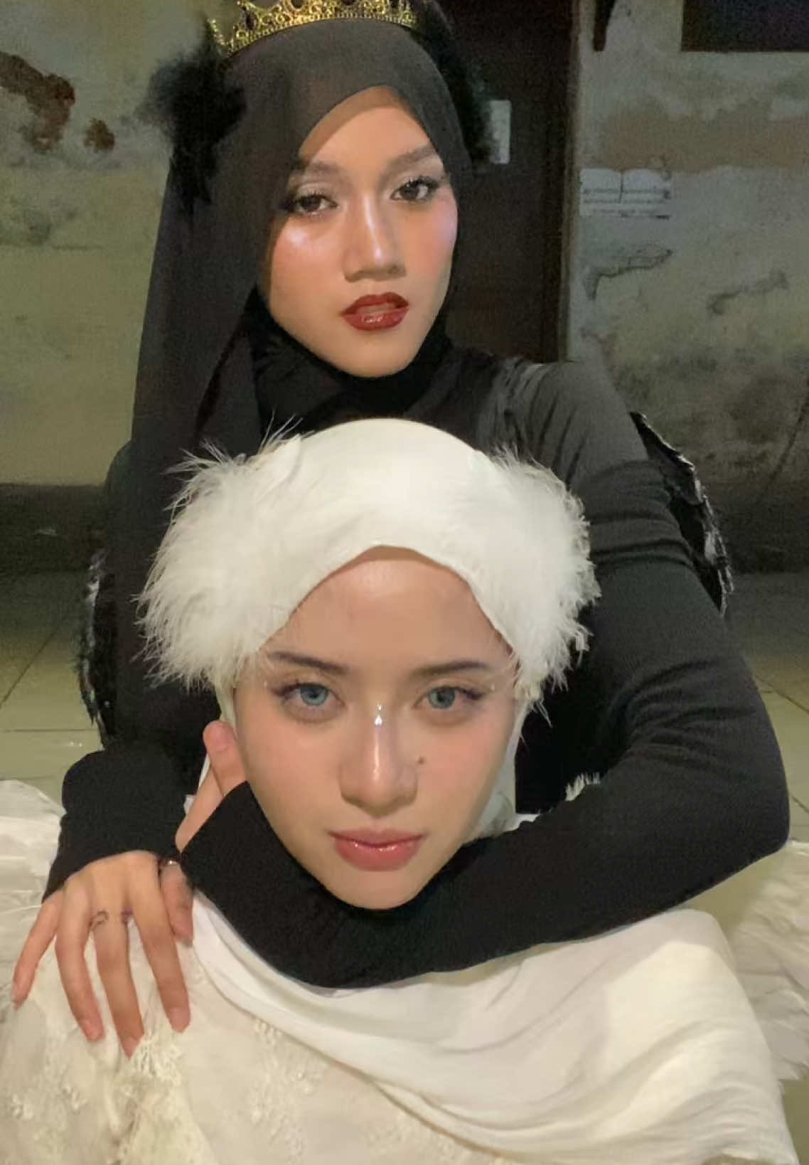 listen to mommy… 🦢 @Fatya desu  #swanlake #fashion #hijab #swan #ballet #costume #whiteswan #blackswan 