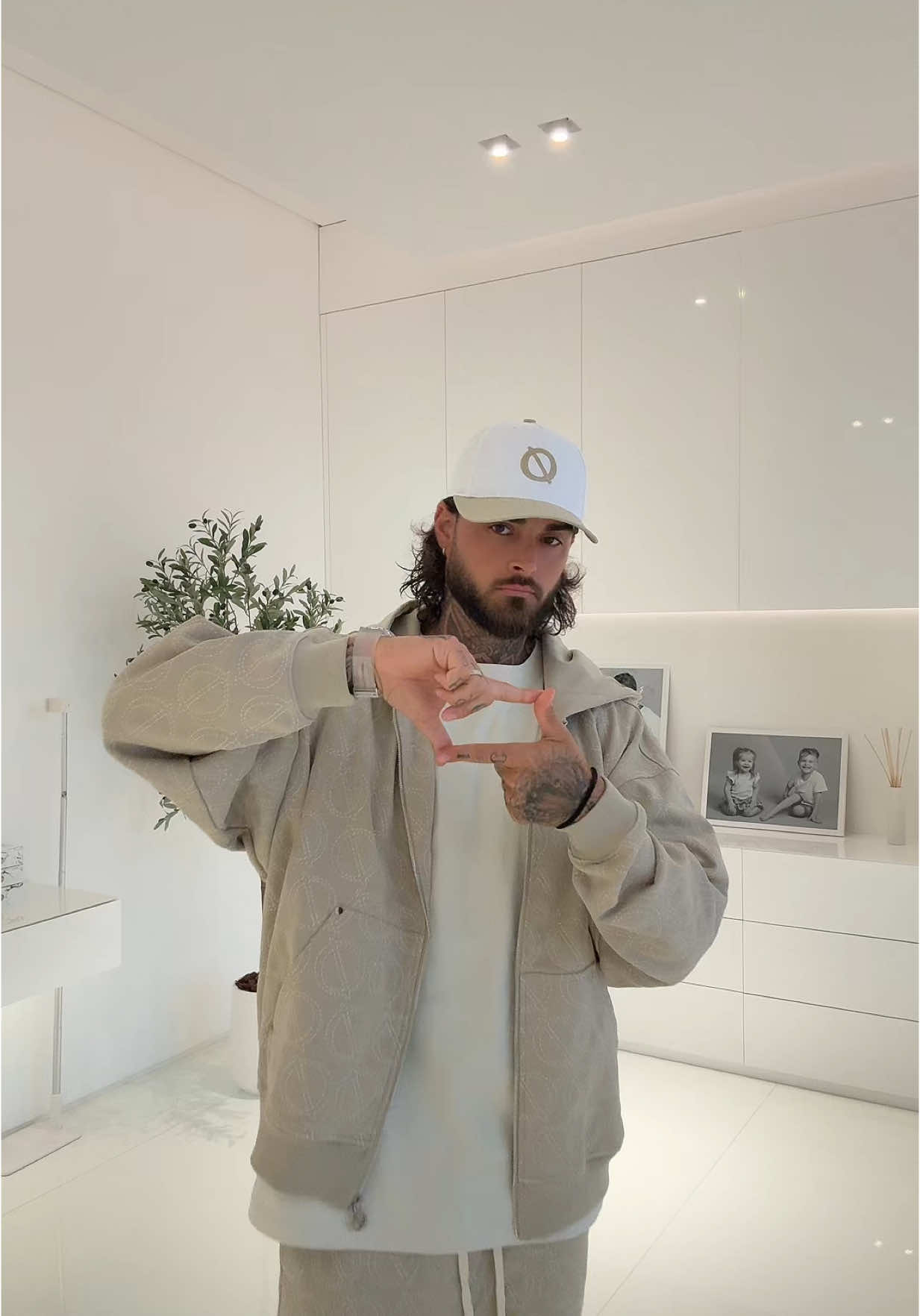 Ma tenue @ERRØNÉ pour prendre l'avion ✈️  Je pars où à votre avis !?