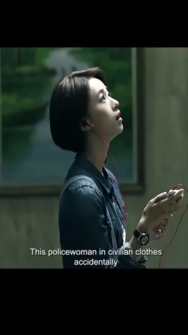 This policewoman accidentally spotted a fugitive on the run while waiting for an elevator and she wisely passed the information on to her superiors in front of the fugitive #tiktok #movie #foryoupage #fyp #Film 