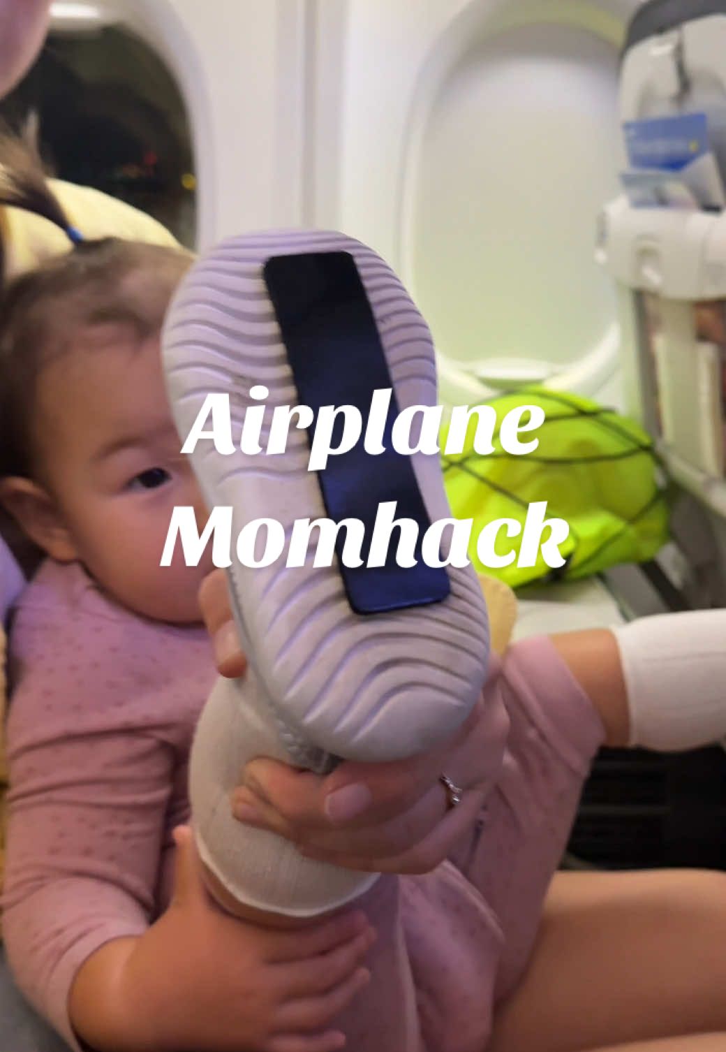 This way, your baby’s shoes will always be visible — my sister says that after every flight, they find at least 2–3 baby shoes left behind🤪#momlife #momhack #travel #airport #airplanehack #travelhacks 