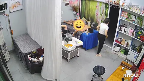 Bọn nhóc nó tắt hết điện phía trong nhà để nó đi chơi 🤣