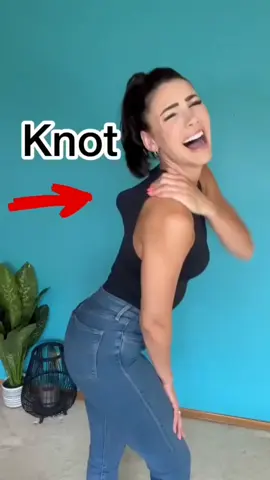Tight shoulder knot? 🥵 Passive tools like massage guns can help, but long-term relief comes from strengthening weak, overworked muscles 💪 Start with pec mobility, scapular pushups, and thoracic extensions — 10-15 reps each. Follow @backpain.transformation for more! Credit: reach.rehab #muscleknots #shoulderpain #neckpainrelief #scapularstability #mobilitytraining #posturecorrection