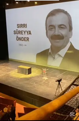 .alah rahmet eylesin . . Sadece vekil değil, şairdi, sanatçıydı, Mazlumun yanında, zalimin karşısındaydı. İnadına barış dedi, inadına umut, Kahkahasıyla unutturdu geceyi, korkuyu, umutsuzluğu. Bir çınar devrildi.  .  .  #CapCut #sırısüreyaönder @Selahattin Demirtaş 