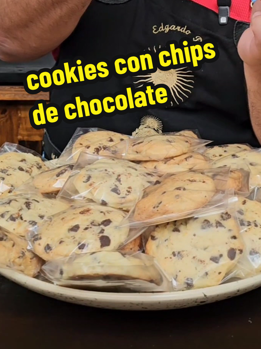 40 COOKIES GRANDES PARA EMPRENDER ▪︎ 1 kg. Harina común 0000 ▪︎ 2 cditas. Polvo de hornear ▪︎ 500 gr. Manteca fría ▪︎ 5 huevos ▪︎ 500 gr. Azúcar ▪︎ 500 gr. Chips de chocolate