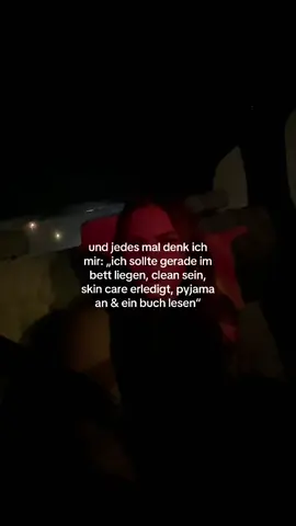 das erste mal nach ca. 2 jahren, dass ich feiern war meine cousine hat geburtstag und ich bin extra hier hergeflogen, aber ich muss sagen jedes mal wenn ich feiern gehe merke ich wie wenig ich verpasse. es ist wirklich jedes mein alptraum und ich denk mir nur „was mach ich hier?“ clubs ähneln der hölle sehr mein tipp: haltet euch davon fern 