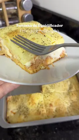 Como fazer torta de liquidificador com frango e requeijão que é pura cremosidade! Fácil, rápida e com aquele sabor de comida feita com carinho! Faz aí e depois me conta: tem como resistir? Ingredientes (xícara 250ml) •4 ovos •1/2 xícara de óleo •1 xícara leite •1/2 colher sopa sal •2 colheres de sopa de amido de milho •2 xícaras farinha trigo •1 colher de sopa fermento químico  Recheio  •400gr frango desfiado  •1 cebola pequena picada •1 dente de alho amassado •Tempero verde  •2 colheres de sopa de extrato tomate •Sal a gosto Usei 1 pote de requeijão de 400gr para rechear Para cobrir •Orégano  Bater no liquidificador todos os ingredientes, não bater em excesso a farinha de trigo e por último só pulsar para misturar o fermento. Cozinhei peito de frango somente com sal e depois desfiei chacoalhando a panela, em outra panela refoguei em azeite a cebola, alho e o extrato de tomate, adicionei o frango desfiado, acertei o sal e finalizei com o tempero verde. Não adicionei água pq não queria um frango com molho. ‼️Para colocar na torta esperei esfriar. Forma untada com margarina (usei tamanho23x34cm ) Forno pré aquecido 180°C assou por mais ou menos 30 minutos. Pode variar para cada forno. Essa massa pode ser usada para vários tipos de recheios. Ela eh fofinha e cresce muito! Depois de pronto experimenta servir com batata palha 😋 Salva esse vídeo pra não perder e marca alguém que vai amar provar isso contigo! #tortadeliquidificador #tortadefrango #frangocremoso #receitafacil #almocorapido #jantarpratico #comidacaseira #receitasimples #cozinhandocomamor #receitaquedacerto