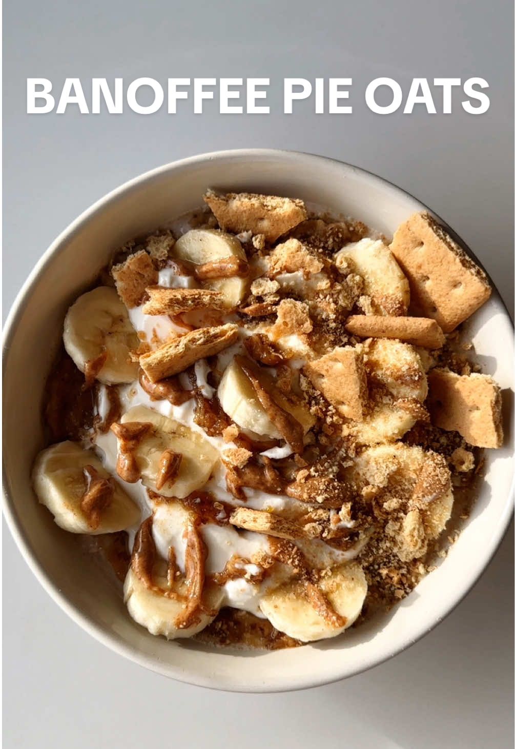 one of my fav desserts ever turned into a healthy breakfast!!! 🥞 🧸🍌 oats  - 1/3 cup rolled oats - 1/2 cup greek yogurt (I used 0%)  - 1/2 ripe banana mashed   - 1/4 tsp cinnamon - 1/2 tsp vanilla extract - 1 tbsp maple syrup (I use sugar free)  - 1/4 cup water or milk of choice toppings (estimated)  - 1 tbsp date caramel - 1/3 cup Greek yogurt (splash of syrup & vanilla extract in it too)  - 1/2 banana, sliced - 1/2 a crushed graham cracker - 1 tbsp almond butter, drizzled Combine Greek yogurt, cinnamon, vanilla extract. Add oats and mashed banana, stir well. Cover and refrigerate for at least 4 hours (preferably overnight) until thick and creamy. Once ready, make your date caramel if using: soak dates in warm water for 30min & blend with water (adjust for texture preference, I like mine chunky). Top your oats with date caramel, Greek yogurt (mixed with vanilla extract & a splash of syrup), banana slices, graham crackers, a drizzle of almond butter. Enjoy! 🍌🍫 (these are estimates)  390-430 cal 20-22g protein  6-7g fiber #fyp #oats #overnightoats #highproteinbreakfast #highproteinovernightoats #banoffeepie #banoffeeoats #banana #datecaramel #healthyrecipes #easyhealthyrecipes #quickbreakfastideas 