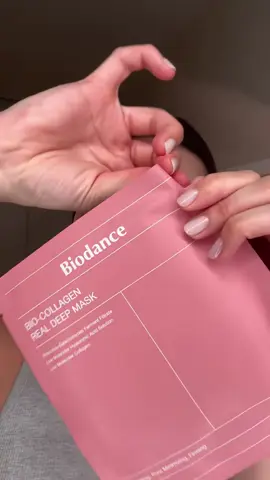 امنحي بشرتك العناية التي تستحقها مع Biodance Bio-Collagen Real Deep Mask – ماسك كوري فاخر بتركيبة مركّزة من الكولاجين الحيوي وحمض الهيالورونيك 🩷💕 يعمل على: • ترطيب البشرة بعمق • تعزيز مرونة الجلد وشدّ الملامح • تقليل مظهر الخطوط الدقيقة • منح إشراقة فورية وتوهّج صحي مثالي لجميع أنواع البشرة، وخصوصًا الباهتة أو المتعبة. نتائجه تظهر من أول استخدام — بشرة ناعمة، نضرة، ومليئة بالحيوية! متوفر الآن عبر موقعنا GLOWYCARESA.COM #منتجات_كورية #عناية_بالبشرة #Biodance #ماسك_الكولاجين #كوريا_في_روتينك #كولاجين_طبيعي