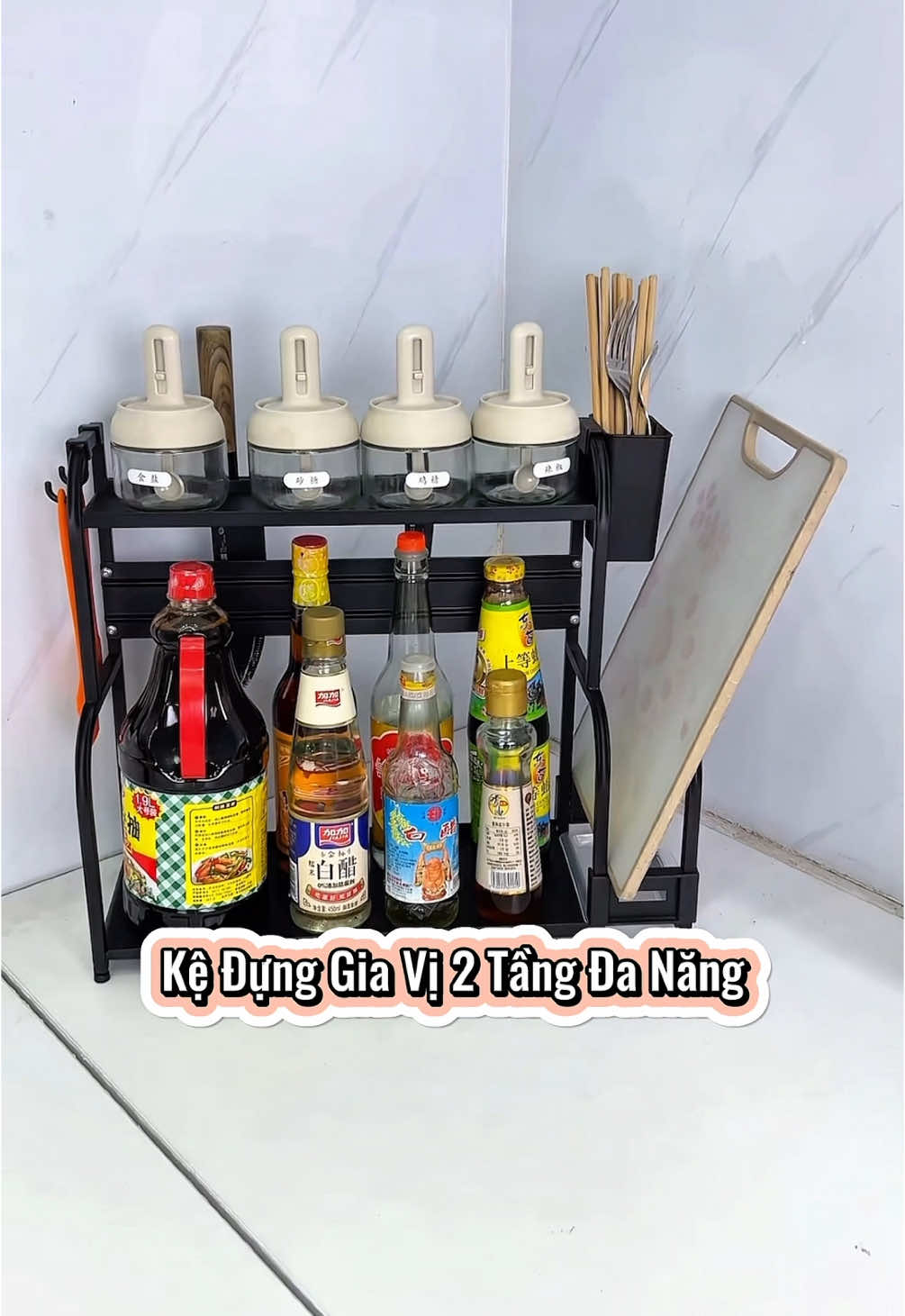 Chắc hẳn có ai đó không biết đến loại giá đỡ hữu ích như vậy... Chất liệu thép cacbon dày bền và dễ bảo trì. Có thể dễ dàng lưu trữ các loại chai, lon có chiều cao khác nhau ở lớp trên và lớp dưới. Ngoài ra còn có thể đựng đũa, thìa, đồ dùng nhà bếp,v.v. ở bên cạnh. Nhìn thoáng qua, bạn có thể thấy không gian lưu trữ rất rõ ràng và việc mang theo cũng thuận tiện hơn nhiều!! #kedunggiavinhabep #tienich #creatorsearchinsights #thietthuc #giadungnhabep #jizonguyen 