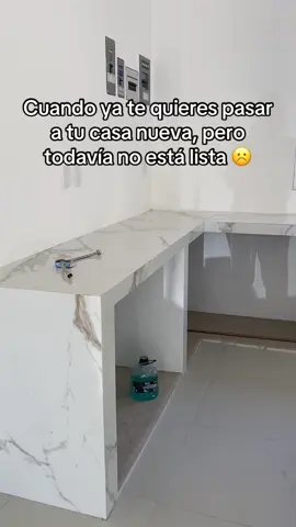Ya mejor así nos pasamos 😁. Ahí poco la vamos terminando. Que esta canijo con tanto gasto 😅 #cocina #porcelanato #construccion #acabados #casa #tik_tok #isla #muro #interiordesign 