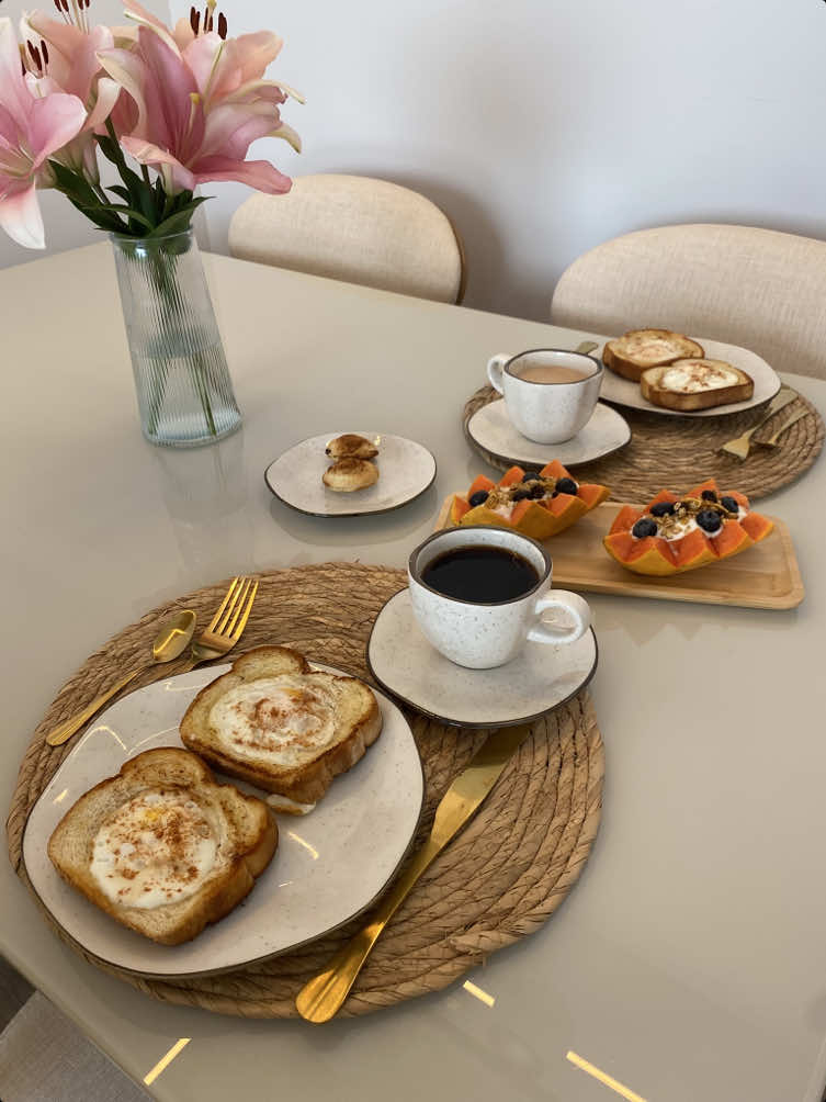 Prazeres da vida adulta: café da manhã com calma. ☕️🍳😮‍💨🤎 #cafe #cafedamanha #lar #casa #mesaposta #prazeresdavidaadulta 