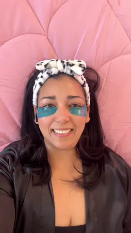 Lazy Sunday essentials, these blue patches feel cool, calm, and help with puffiness and dark circles. . . . . #BlueEyePatches #UnderEyeCare #PuffyEyes #DarkCircles #AloeAndCaffeine #LazySunday #SelfCareSunday #SkincareRoutine #Maskiss #EyePatchLove 