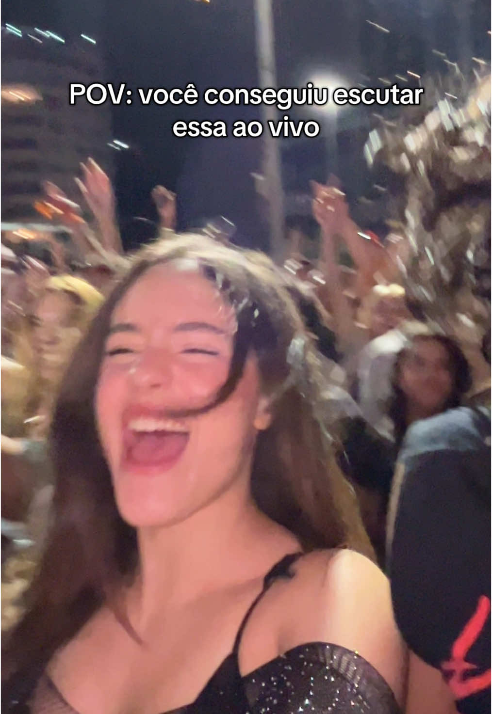 A moça irritada q eu tava gravando lá atrás kkkk @ladygaga #ladygaga #ladygagacopacabana #copacabana #brasil #foryoupage #fyp #foryou #brazil 