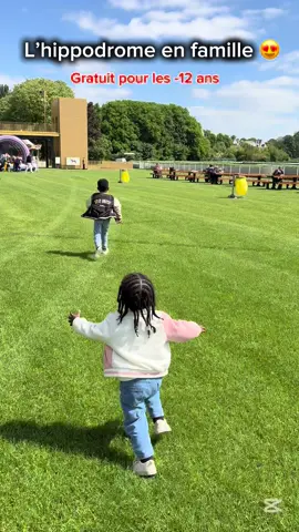 Une journée magique en famille à l’Hippodrome ParisLongchamp ! Courses de chevaux, balades à poney, structures gonflables, ateliers créatifs, mini-golf et même une licorne géante… Oui oui, tout ça au même endroit ! Les enfants étaient aux anges 😇  Le bon plan ? C’est GRATUIT pour les enfants et 5 € seulement pour les adultes ! Une sortie originale, en plein air, à refaire sans hésiter. Adresse : Hippodrome ParisLongchamp 2 route des Tribunes, 75016 Paris