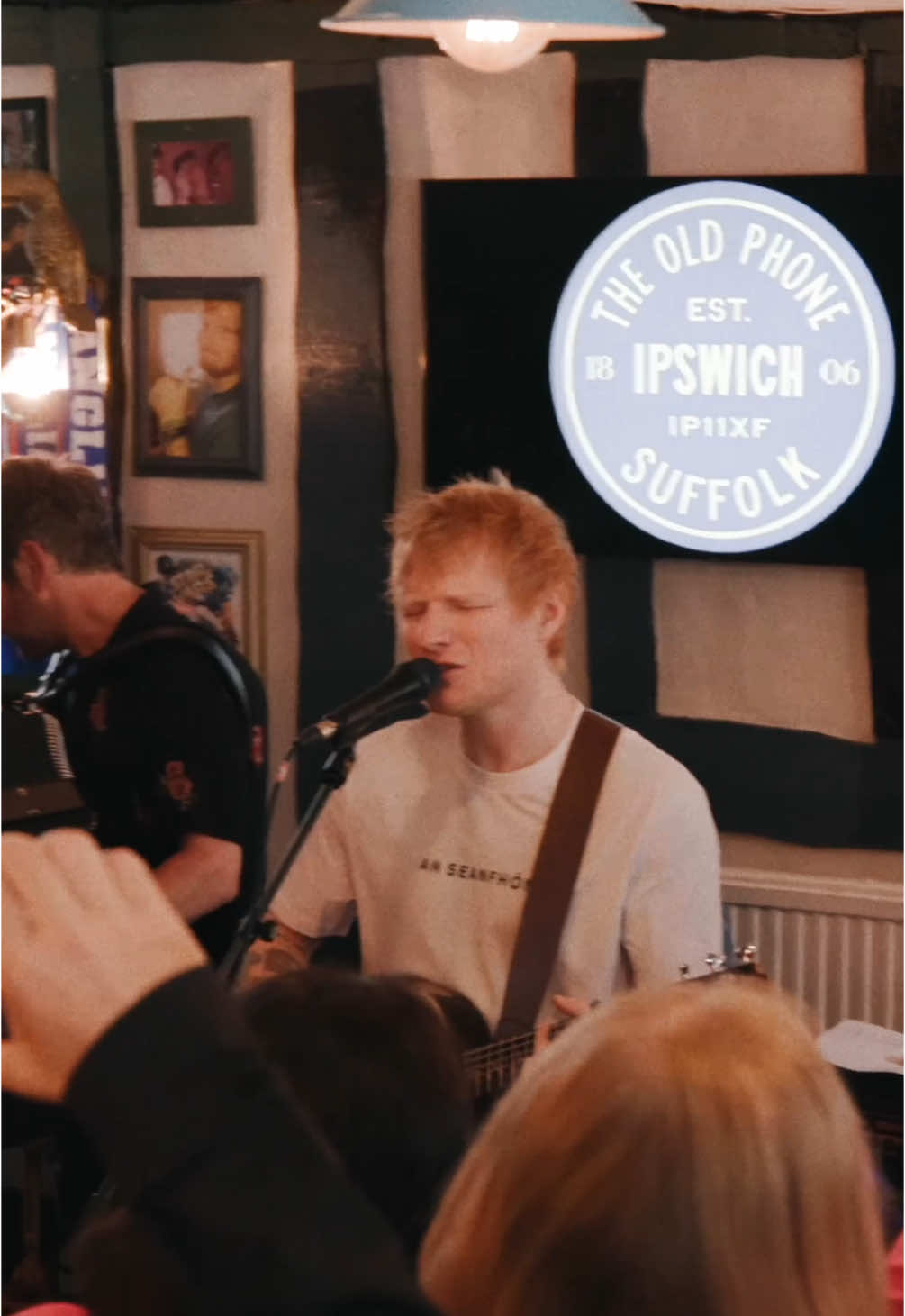 Ed brought the Old Phone Pub home 🩷 Thank you Ipswich for singing along with us! #edhq #edsheeran #oldphone 