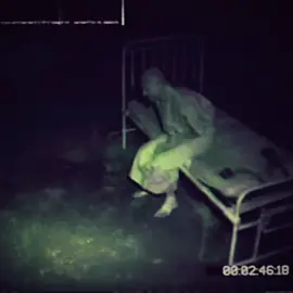 النوم الروسي (Russian Sleep Experiment)👇👇👇👇👇👇 تدور القصة في أواخر الأربعينيات في الاتحاد السوفيتي، حيث قام العلماء بتجربة سرية على خمسة سجناء سياسيين. وُضع السجناء في غرفة مغلقة وتم إعطاؤهم غازاً تجريبياً يمنعهم من النوم، بهدف دراسة آثار الحرمان من النوم لفترة طويلة في البداية، بدا أن السجناء يتأقلمون، لكن بعد عدة أيام بدأوا يُظهرون علامات من الجنون، الهلوسة، ثم إيذاء النفس والآخرين. في النهاية، تحولوا إلى مخلوقات شبه وحشية، فاقدة للوعي الإنساني عندما حاول العلماء إيقاف التجربة، قاومهم السجناء بعنف، وطلبوا بقاء الغاز حتى لا يعودوا للنوم “المليء بالكوابيس”. تنتهي القصة بمشهد مرعب وغامض، عندما يسأل أحد العلماء أحد الناجين عما هو، فيجيبه: “نحن أنتم… نحن الجنون الذي يكمن داخل كل إنسان… #قصص #تجربه_النوم_الروسي #فولو 