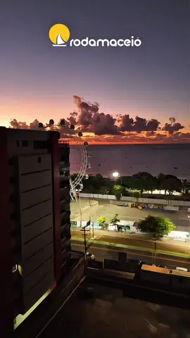 Dessa vez o tom azul no feed mandou um abraço, mas por um bom motivo. O sol nasceu e, com ele, nasceu também um novo marco na orla de Maceió. A estrutura da Roda Maceió está completa — as cabines foram instaladas e agora o horizonte ganhou um novo contorno. Falta pouco para a experiência começar a girar!  #RodaMaceió #NascerDoSol #OrlaDeMaceió #CabinesInstaladas #NovaVistaDaCidade