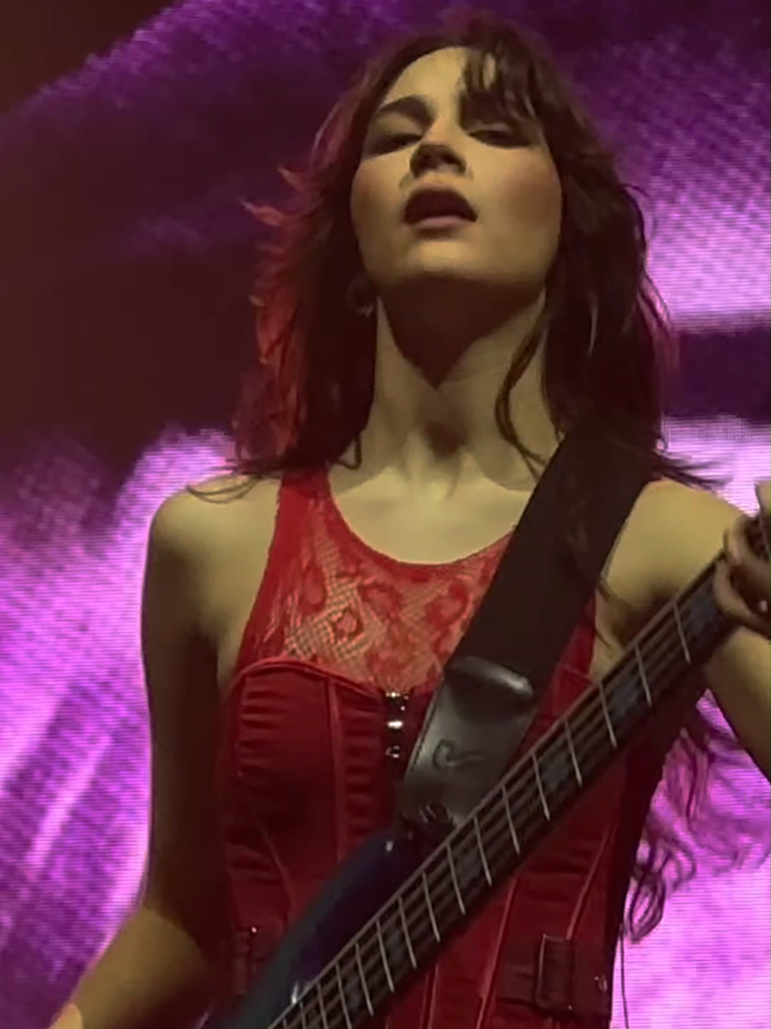 Hoy, en otro episodio de Ale entretenida 😁 —🎥: Mark G [YouTube] #thewarning #thewarningrockband #alevillarreal #alejandravillarreal #bassist #bass #fyp