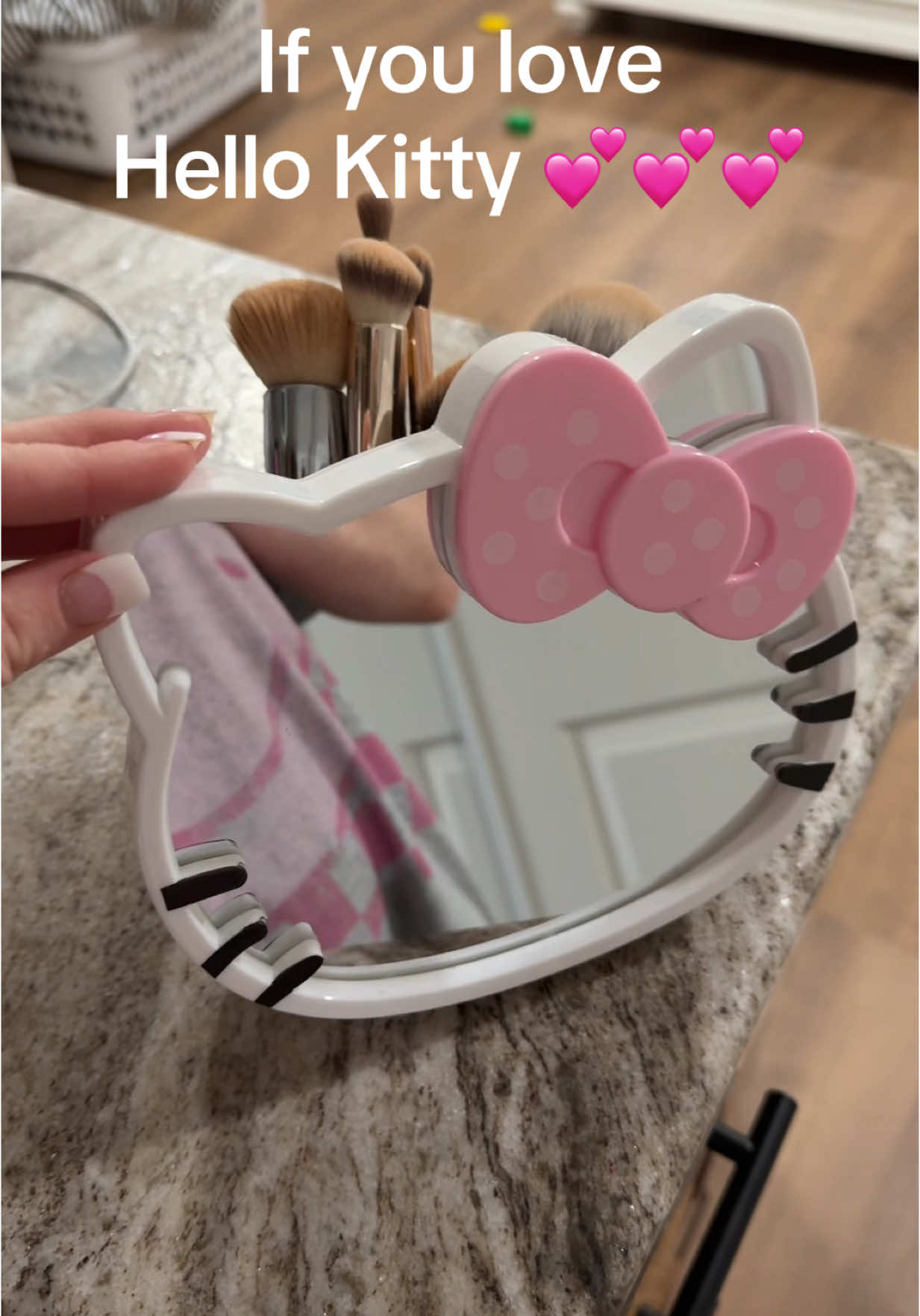 Such a great gift idea for your hello kitty lover too! #hellokitty #hellokittymakeupmirror #hellokittylover #giftideas 