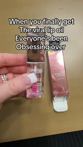 I haven’t been a big lip oil girly, but I had to see what the fuss was about! It’s deeply nourishing and viral for a reason right?! #samparaddict #lipoil #nourishing #virallipoil💕 