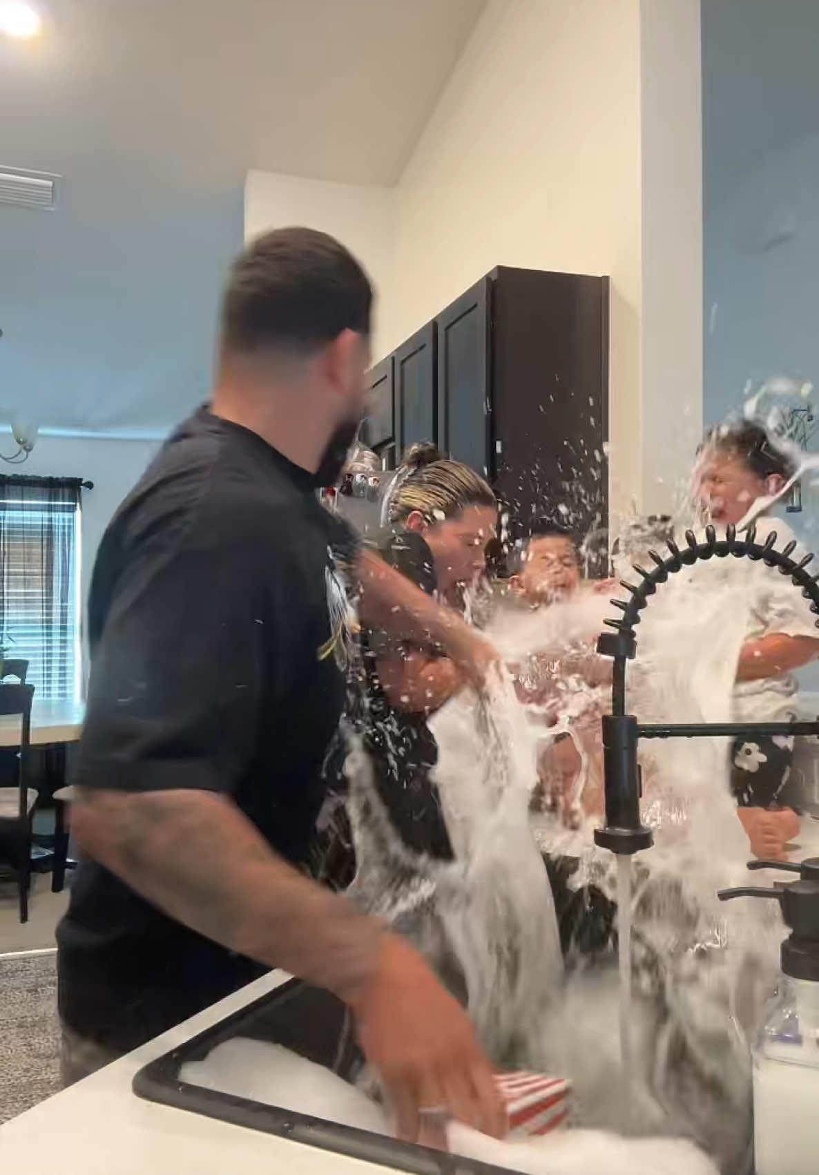 He didn’t have the heart to do it to her 😂😂😂 #fyp #watersplash #julion #julionalvarez #unreysinreina 
