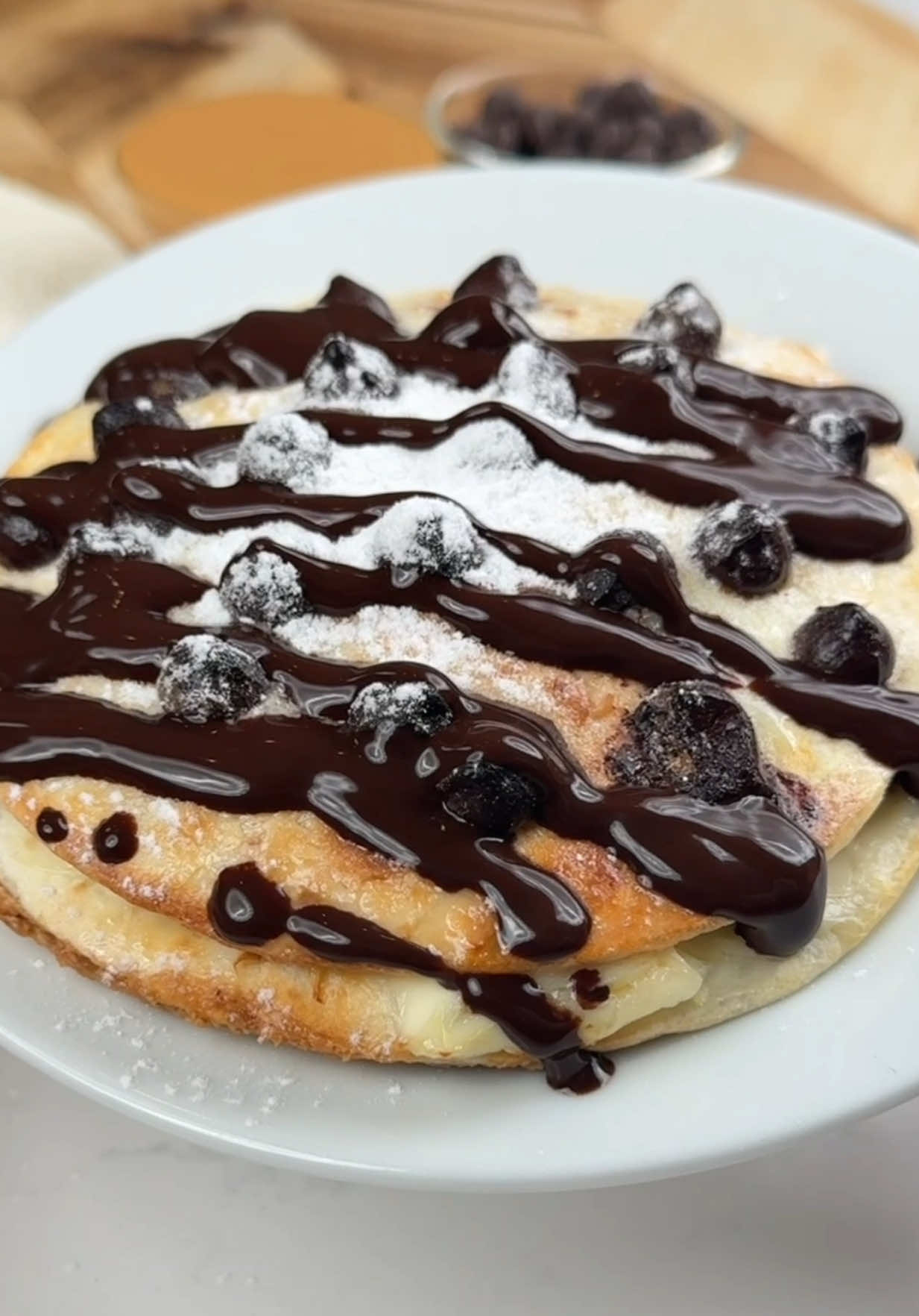 Say “YUM” if you would eat this Reese’s Cheesecake Lasagna 🍫🥜🤤 What you need: 3 low-carb tortillas 3 oz cream cheese 2 tbsp peanut butter 3 tbsp sugar-free chocolate chips 3 tbsp keto sweetener How to make it: 1. Put 1 tbsp of each ingredient on 2 of your tortillas. Stack them together.  2. Top the last tortilla with cream cheese, sweetener & chocolate chips. Place it on top.  3. Air fry at 360F for 8–10 minutes until golden brown and crispy on the outside and gooey on the inside👌 4. Add your favorite sugar free toppings and enjoy!