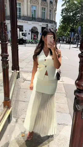 City chic meets goddess vibes. ✨ The MELISSA set – sleeveless vest & pleated maxi skirt – is your effortless way to turn heads and feel divine. Available now on goodsforgoddess.de #GoodsForGoddess #MelissaSet #GoddessStyle #TwoPieceOutfit #ElegantLook #CityFashion #PleatedSkirt #MinimalChic #StreetStyleInspo #TimelessStyle #ParisLook #FashionEdit #StyleGoals #WomenswearDaily #OutfitInspo 