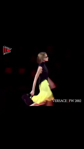 #eugeniavolodina para #versace 2002#modelwalk #fashionshow #fashion #model2000s #highfashion #runwaywalk #SuperModel #2000s #f #fyp#foryoupage #fypppppp 