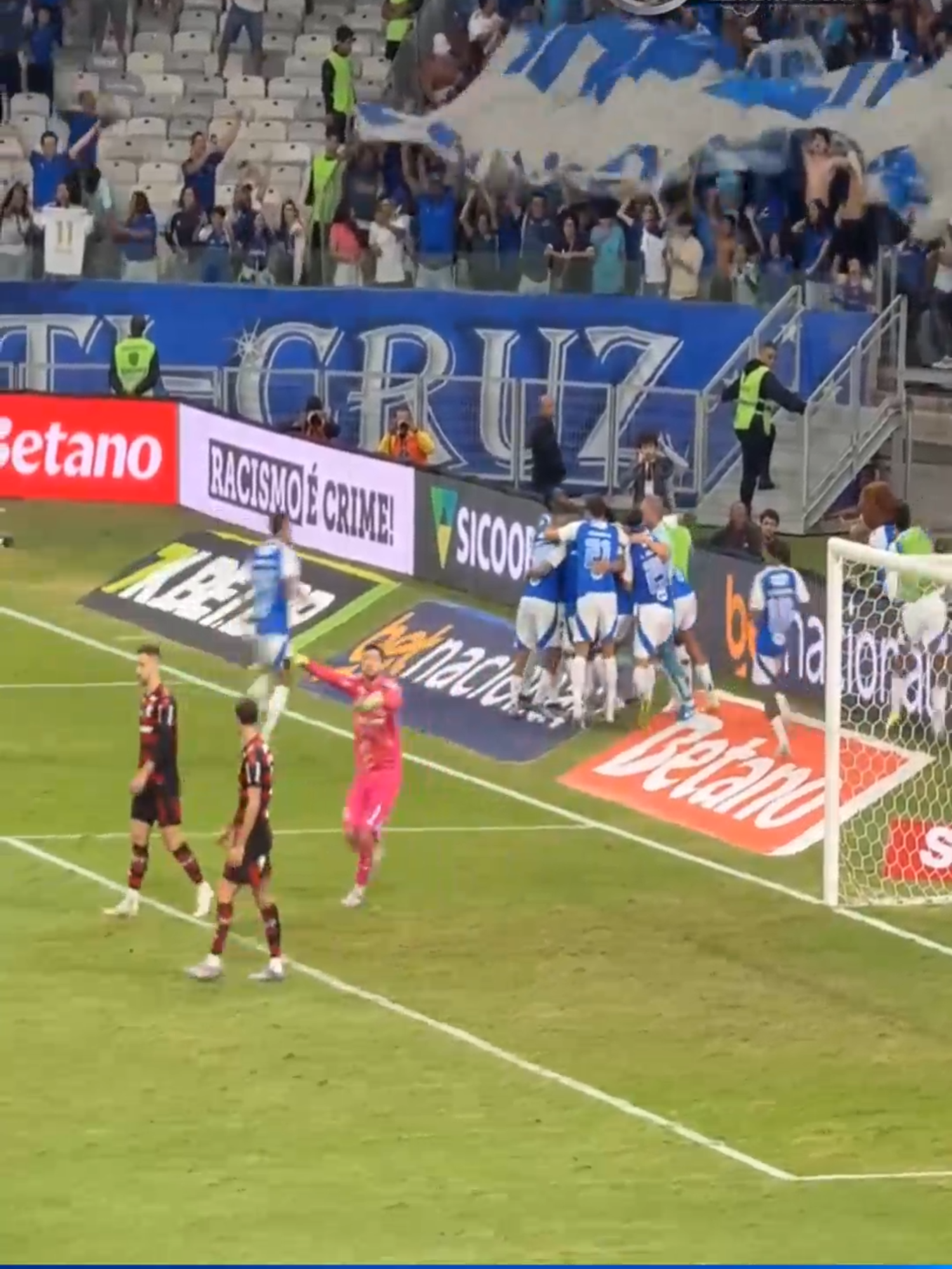 @pequetitooficial explode com o gol de Gabigol em Cruzeiro 2 x 1 Flamengo #shorts #react #futebol #gabigol #cruzeiro
