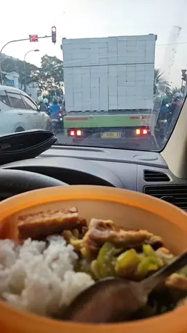 sarapan sambil nyetir time is otwe #sarapan #kerja #pagi