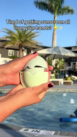 🌞Stop messy sunscreen hands! This oval applicator is a game-changer for smooth, streak-free SPF application—no more stained fingers! Perfect for backs, faces & hard-to-reach spots. #SunHack #sunscreenapplication #summer2025 #summeressentials #sunscreenfail #venicebeach #siestakey
